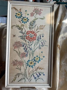 Quadro vintage con cornice ricamo crewel fiori selvatici punta ago, 22 pollici, 1964 - Foto 1 di 20