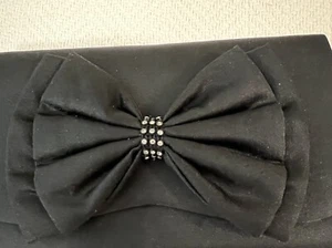 Bolso clutch de noche satinado negro La Regale Ltd con lazo de pedrería cierre a presión DEFECTUOSO - Imagen 1 de 10