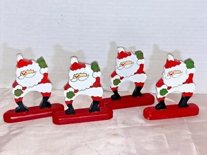 Juego de 4 servilleteros de madera ondulantes alegres de Santa  - Imagen 1 de 5
