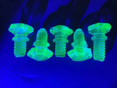 "Juego de 5 perillas de cajón hexagonales de uranio antiguas roscadas de vidrio verde de 1""" Foto 1 de 4