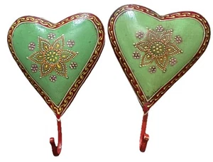 "Juego de 2 ganchos de pared corazón pintados a mano de metal de colección India Boho verde rojo 4"" W 5,5"" L" - Imagen 1 de 4