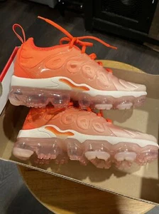 NIKE AIR VAPORMAX PLUS Women's Running Shoe Size 6 Guava Ice / Rush Orange - Picture 1 of 5