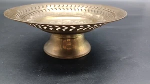 Ciotola vintage con piedistallo in ottone inciso floreale. 5 3/4" C1962 - Foto 1 di 9