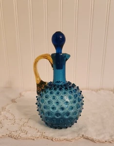 Antigua jarra de vidrio Hobnail azul soplado a mano con mango ámbar miel años 1880 - Imagen 1 de 14