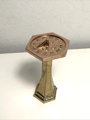 Reloj de sol vintage de latón dorado metal Inglaterra esfera de sol jardín de hadas 2,5" Foto 1 de 4