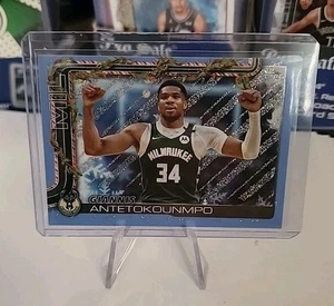 2025-26 Topps Holiday Light Blue & White Glitter #H43 Giannis Antetokounmpo MT - Bild 1 von 2