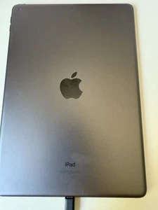 Apple iPad (9. generacji) A2602 64 GB, Wi-Fi, 10,2 cala - gwiezdna szarość - Zdjęcie 1 z 3