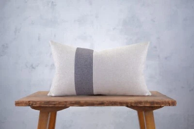 Capa de travesseiro lombar bege neutro feita à mão acabamento azul cinza texturizado estojo - Imagem 1 de 3