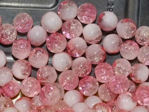 'Strawberry Ice' 2 Tone Crackle Glass Beads 10mm - Imagen 1 de 1