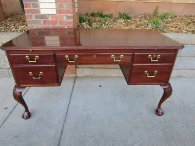 Escritorio ejecutivo estilo Chippendale cerezo corte georgiano Ethan Allen Foto 1 de 4