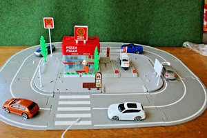 Tomy /tomica pizza shop/ figure/ building/road /tomica pizza car /accessories - Picture 1 of 6