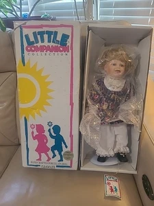 Bambola LIttle Companion Collection Courtney alta 18 pollici bambola di porcellana fatta a mano - Foto 1 di 14