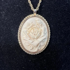 Vintage Signed MONET Cream Flower Floral Cameo Gold Tone Chain Pendant Necklace - Picture 1 of 3