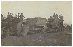 Tractor de vapor vagón de heno agricultor RPPC postal maquinaria agrícola caballos trabajadores c1910 - Imagen 1 de 2