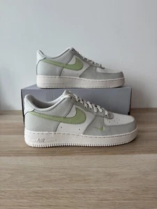 Nike Air Force 1 07 scarpe da ginnastica donna Phantom Olive Aura sneakers taglia UK 6,5 - Foto 1 di 8