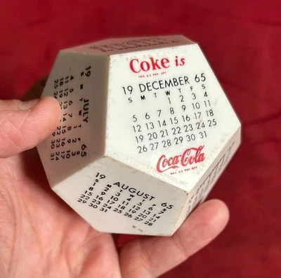 1965 Coca Cola 12-сторонний пластиковый календарь Пентагон - Изображение 1 из 3