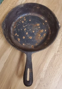 Vintage Unmarked #5 Skillet Cast Iron Fry Pan Sits Flat 8" - Picture 1 of 7