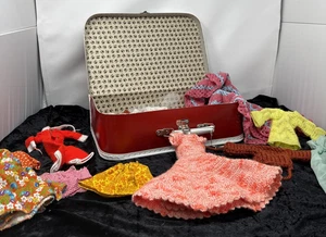 C929 Konvolut Barbie Kleidung Zubehör Schuhe in 70 er Jahre Koffer Kinder - Bild 1 von 13