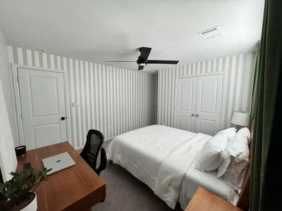 Обои 17,7 дюйма x 118 дюймов коричневые и белые в полоску Peel and Stick современные Rem - Изображение 1 из 4