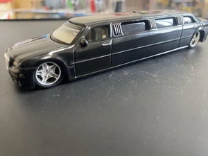 Maisto Players 1/64 Chrysler 300C Limo - Picture 1 of 6