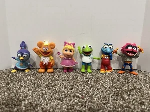 6 Disney Jr Muppet Sala Giochi Bambini 2” Just Play Gonzo Animale Kermit Miss Piggy - Foto 1 di 1