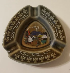 Cenicero de porcelana irlandés Wade, IP612, Irlanda, trébol de 4" de diámetro borde en relieve - Imagen 1 de 7