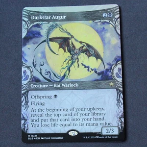 Darkstar Augur (Vitrina) LÁMINA 311 CASI NUEVA MTG Bloomburrow Raro - Imagen 1 de 2