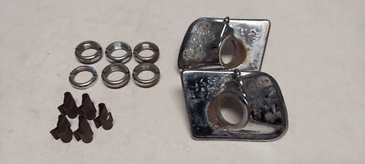 Original 1957 Oldsmobile Windshield Wiper Escutcheons 88, 88 Super and 98 Foto 1 de 4