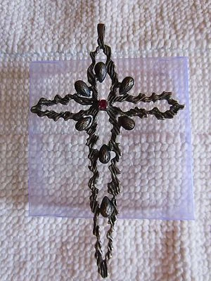 Ciondolo italiano grossa CROCE in argento sbalzato e smalto con rubino centrale - Immagine 1 di 3