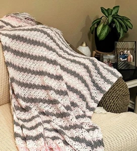 "Manta de bebé hecha a mano CROCHETED rosa blanco gris rayas flecos tiro afgano 49""" - Imagen 1 de 5