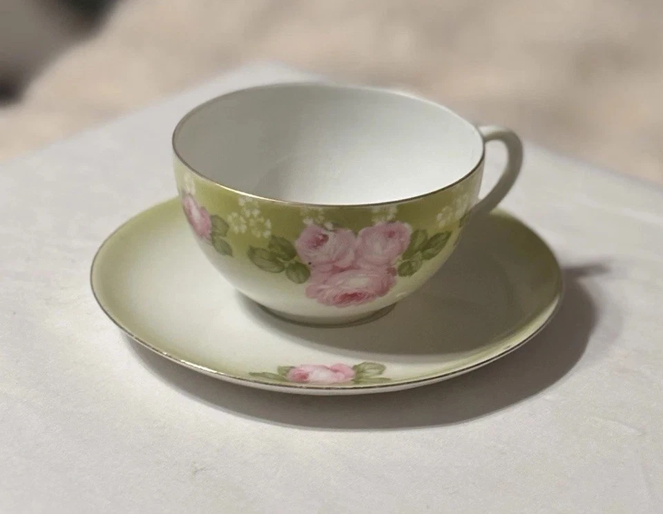 Antiguo juego de tazas y platillos de porcelana pintados a mano RIS Alemania verde con flores rosas Foto 1 de 4