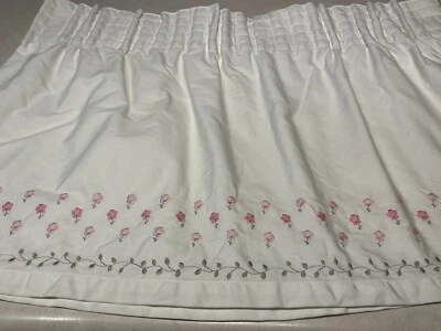 "Cortina cenefa bordada floral blanca y rosa Pottery Barn Kids 49"" X 17,5""" Foto 1 de 4