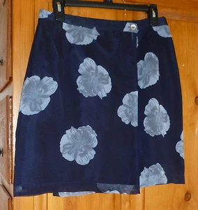 MINIFALDA ENVOLVENTE DE GASA FLORAL AZUL MARINO Y AZUL SINTONIZA 29 X 19 EUROS talla 38 talla M - Imagen 1 de 2