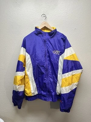 Chaqueta cortavientos vintage Nutmeg Mills Utah Jazz años 90 púrpura/amarilla talla L Foto 1 de 4