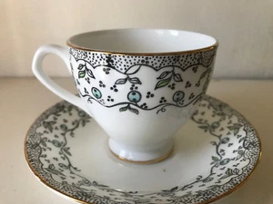 Taza y platillo vintage inglés Castle Bone China Staffordshire negro blanco y verde azulado - Imagen 1 de 7