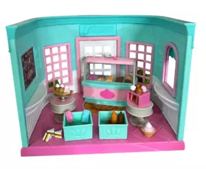 Li'l Woodzeez casa de muñecas cucharadas y espolvoreos heladería con accesorios - Imagen 1 de 5