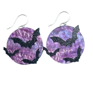 Pendientes perforados de Halloween Bats Moonlit Mischief con lápiz labial y cromo - Imagen 1 de 5