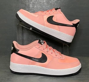 NIKE AIR FORCE 1 LOW GS DÍA DE SAN VALENTÍN CORAL BLANQUEADO BQ6980-600 7Y MUJER 8,5 - Imagen 1 de 5