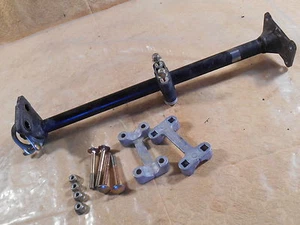 T1093 2004 CAN AM QUEST 650 4X4 STEERING STEM SHAFT + HANDLEBAR STAYS 709400089 - Foto 1 di 9