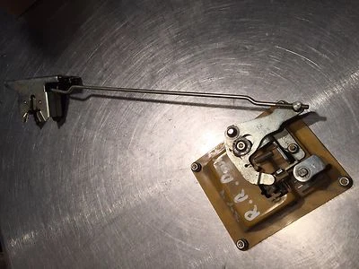 Montaje de manija, cerradura y pestillo de puerta CAT 349 Caterpillar  Foto 1 de 4