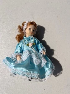 Vintage Mini Porzellan blau Spitze Kleid viktorianisch rote Haare Puppe - Bild 1 von 2
