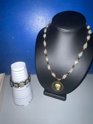 二手玛瑙串珠项链带头骨奖章吊坠和弹力手链 — 第 1/4 张图片