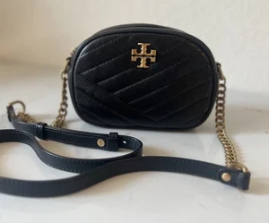 Bolso de cuero negro para cámara Tory Burch Kira Chevron - Imagen 1 de 17