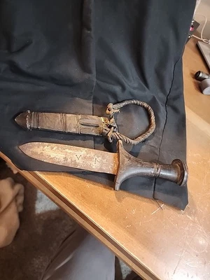 Суданский ручной кинжал с кожаными ножнами и деревянной ручкой очень острый - Изображение 1 из 4