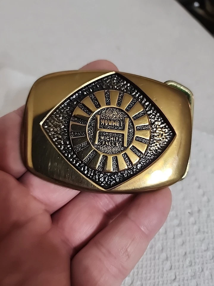 Fivela de cinto vintage HOWMET AEROSPACE latão amarelo sólido por BTS feita nos EUA  - Imagem 1 de 4