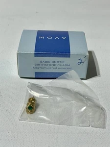 Avon Baby Botín Piedra de Nacimiento Dije Tono Dorado Mayo Simulado Esmeralda De Colección - Imagen 1 de 3