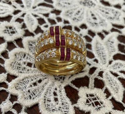 Anillo de cóctel Damiani de oro amarillo de 18k con diamantes y rubíes Foto 1 de 4
