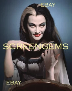 Foto de TV The Munsters ¡IMPRESIONANTE grande! Lirio 16x20 Yvonne DeCarlo color RARO como nuevo - Imagen 1 de 1