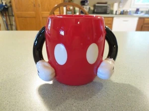DISNEY GALERIE Mickey Mouse brazos manijas manos pantalones rojos taza de café - Imagen 1 de 4
