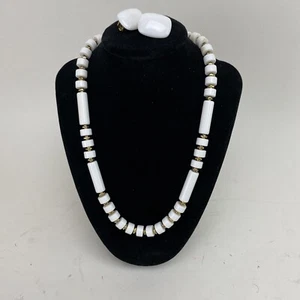 Collar y pendientes vintage firmados por Monet con cuentas blancas de 19" con acentos dorados - Imagen 1 de 4